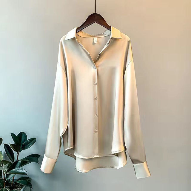 Blusa acetinada de mangas longas com decote V — Bene Donna — imagem 01