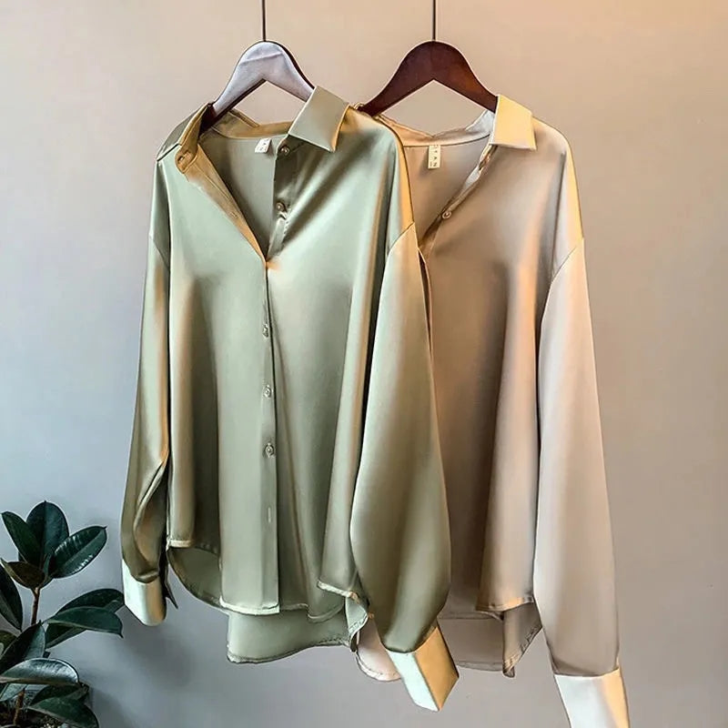 Blusa acetinada de mangas longas com decote V — Bene Donna — imagem 05