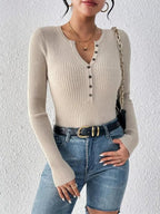 Blusa ajustada de mangas longas com botões no decote — Bene Donna — imagem 04