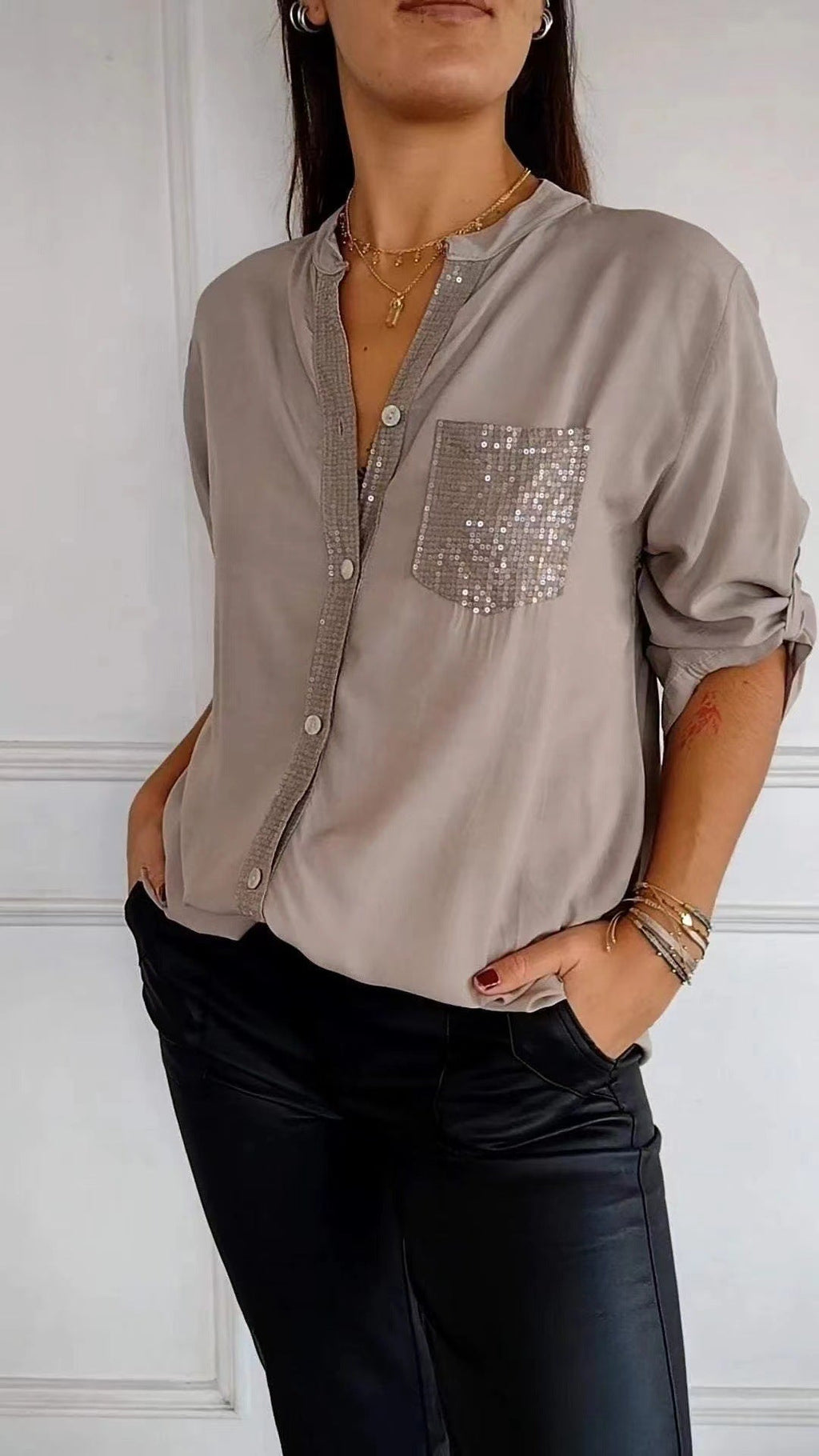Blusa de algodão com detalhes de paetês e bolso frontal — Bene Donna — imagem 05