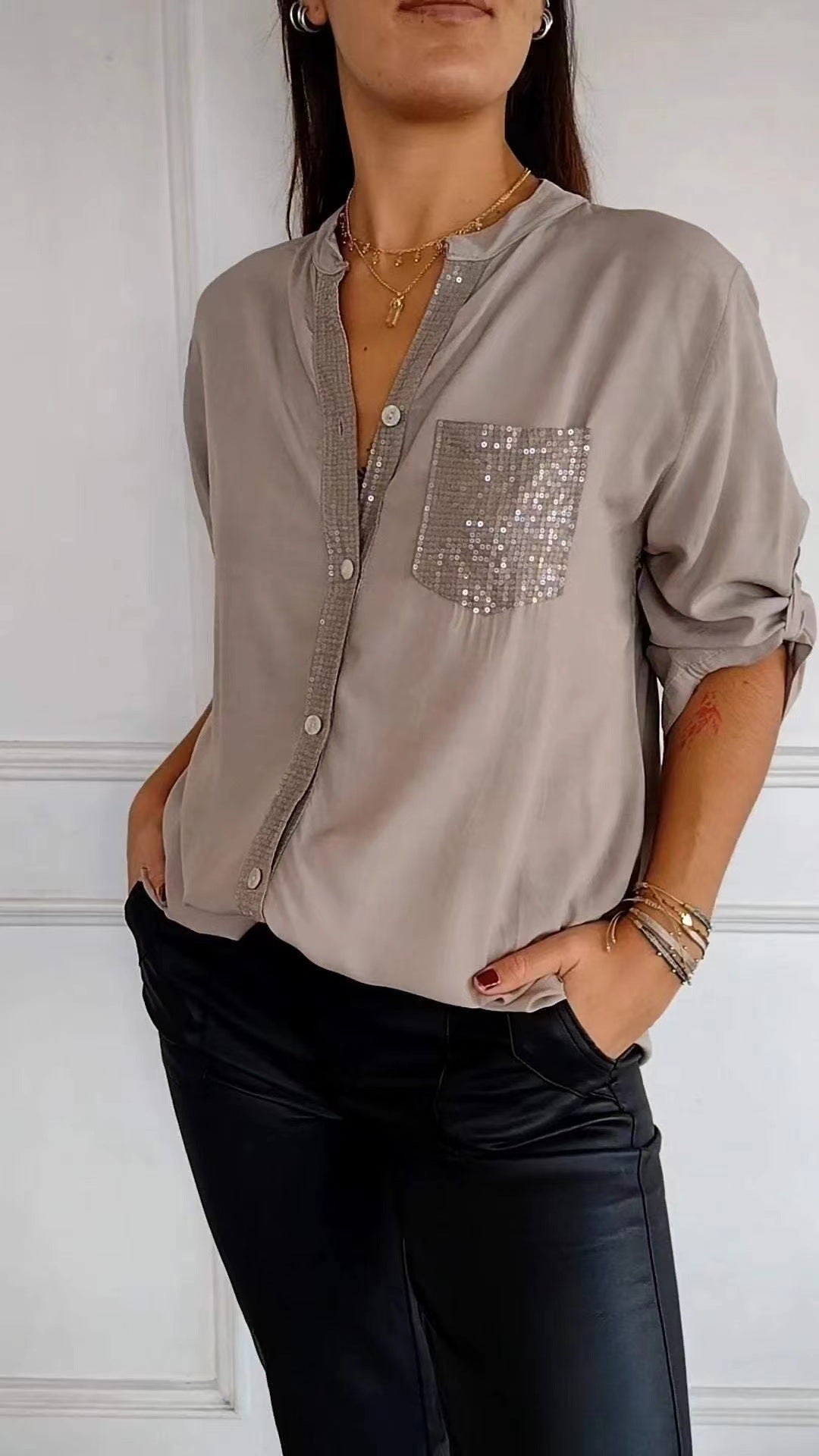 Blusa de algodão com detalhes de paetês e bolso frontal — Bene Donna — imagem 05