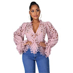Blusa de renda vazada com mangas amplas e barra recortada — Bene Donna — imagem 02