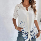 Blusa estampada com renda no decote e nas mangas — Bene Donna — imagem 05
