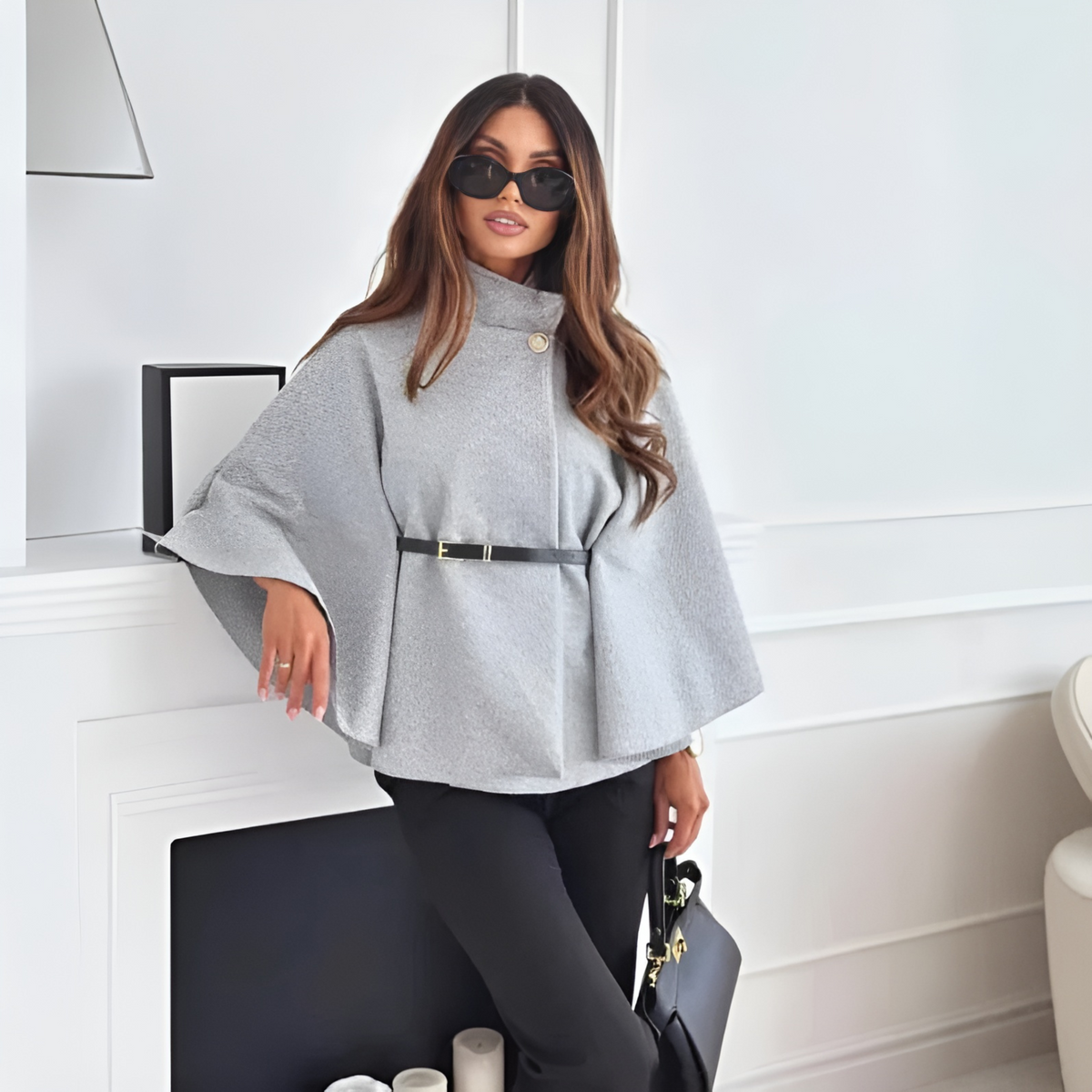 Blusa estilo capa de gola alta com cinto na cintura — Bene Donna — imagem 01
