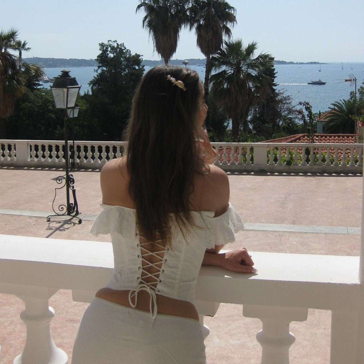 Blusa estilo corset de decote ombro a ombro com babados — Bene Donna — imagem 04