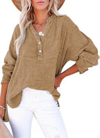 Blusa texturizada de decote V com botões e mangas longas — Bene Donna — imagem 03