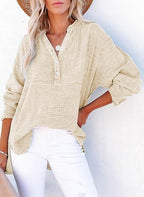 Blusa texturizada de decote V com botões e mangas longas — Bene Donna — imagem 05