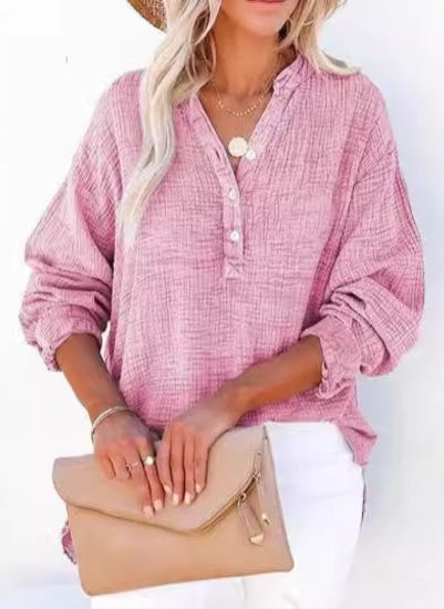 Blusa texturizada de decote V com botões e mangas longas — Bene Donna — imagem 10