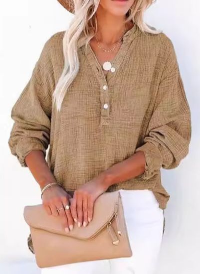 Blusa texturizada de decote V com botões e mangas longas — Bene Donna — imagem 11