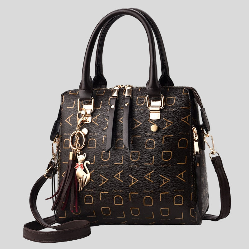 Bolsa de couro com estampa de letras e pingente de gato — Bene Donna — imagem 01