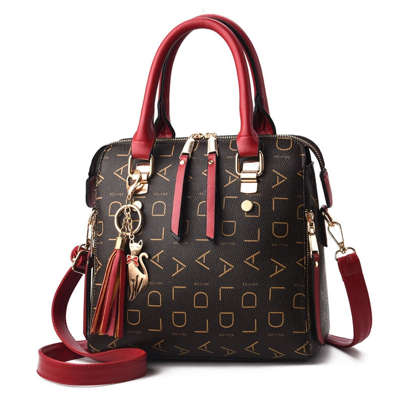 Bolsa de couro com estampa de letras e pingente de gato — Bene Donna — imagem 05