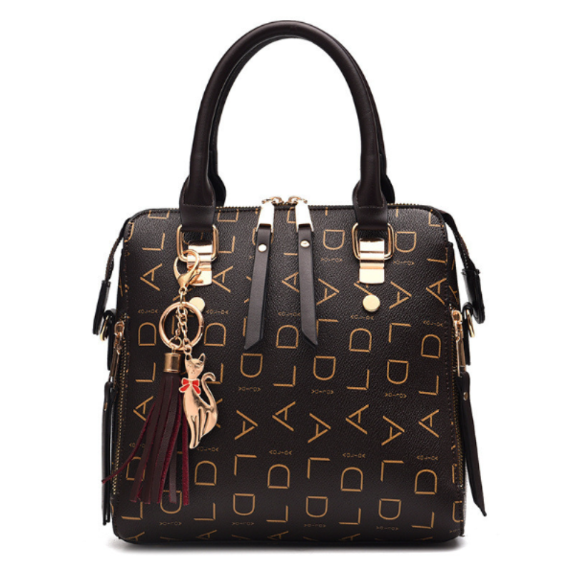 Bolsa de couro com estampa de letras e pingente de gato — Bene Donna — imagem 07