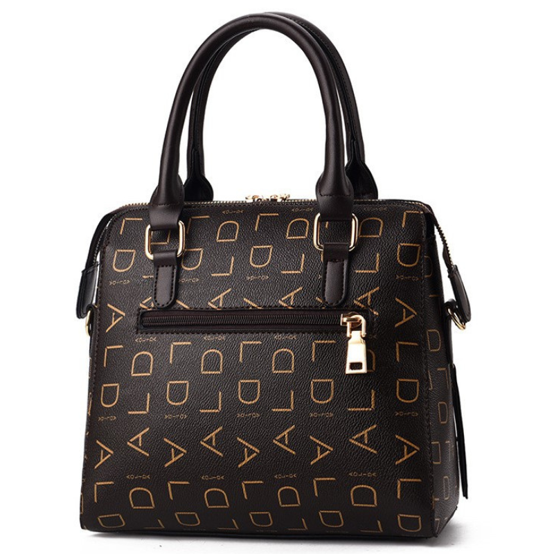 Bolsa de couro com estampa de letras e pingente de gato — Bene Donna — imagem 08