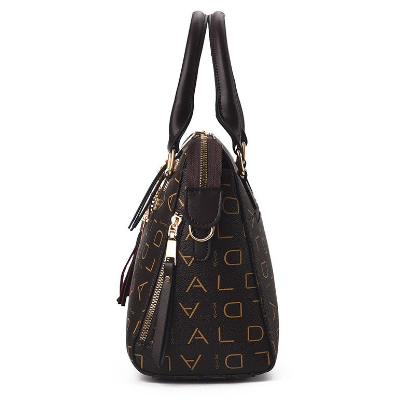 Bolsa de couro com estampa de letras e pingente de gato — Bene Donna — imagem 09