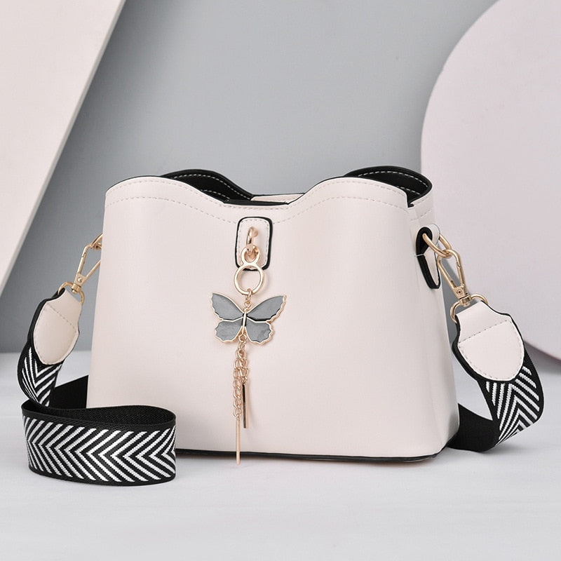 Bolsa de couro legítimo com detalhe de borboleta — Bene Donna — imagem 02