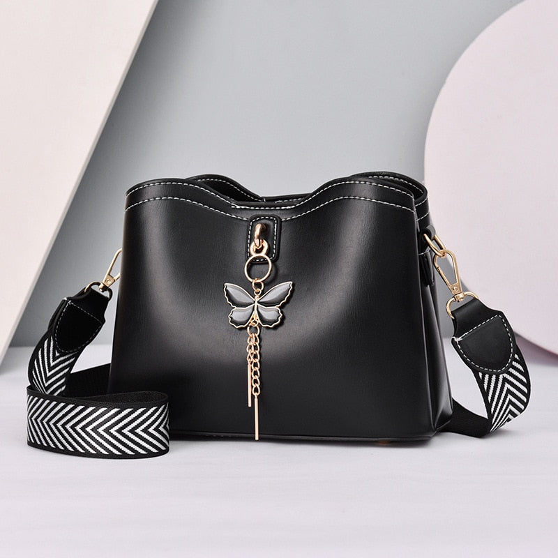 Bolsa de couro legítimo com detalhe de borboleta — Bene Donna — imagem 03