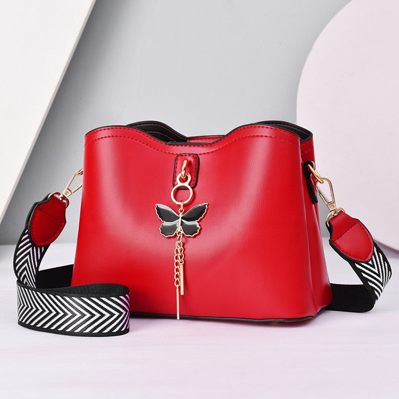 Bolsa de couro legítimo com detalhe de borboleta — Bene Donna — imagem 04