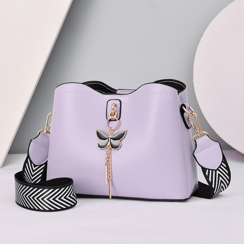 Bolsa de couro legítimo com detalhe de borboleta — Bene Donna — imagem 06