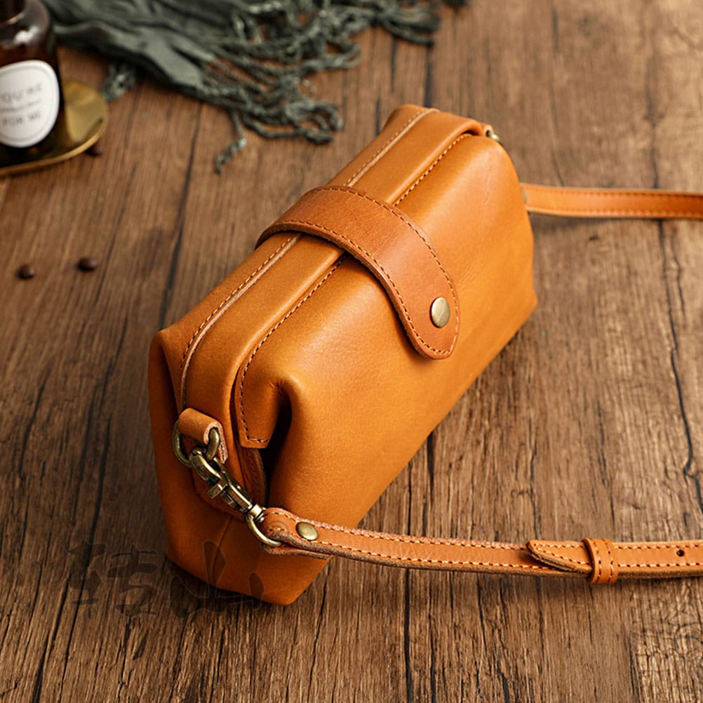 Bolsa de couro legítimo compacta com fecho retrô — Bene Donna — imagem 03