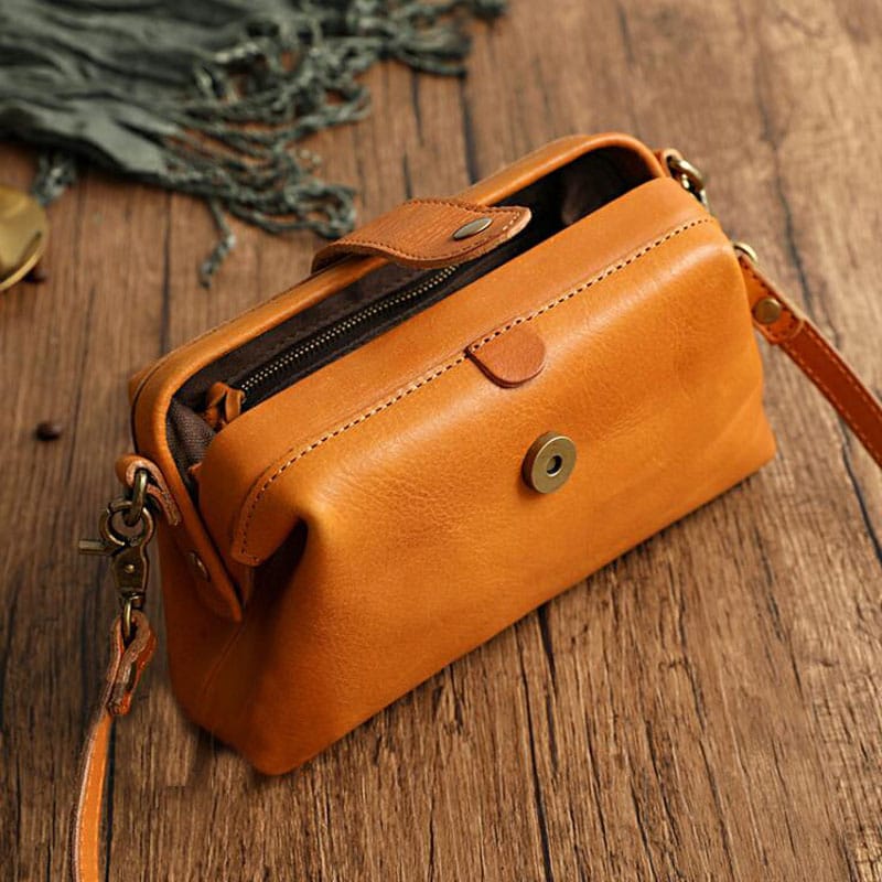 Bolsa de couro legítimo compacta com fecho retrô — Bene Donna — imagem 04