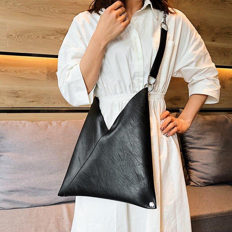Bolsa de couro sintético ampla com detalhe de corrente — Bene Donna — imagem 02