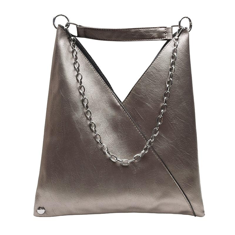 Bolsa de couro sintético ampla com detalhe de corrente — Bene Donna — imagem 03