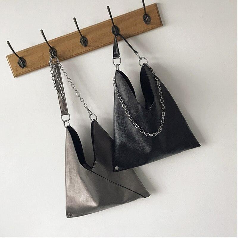 Bolsa de couro sintético ampla com detalhe de corrente — Bene Donna — imagem 04
