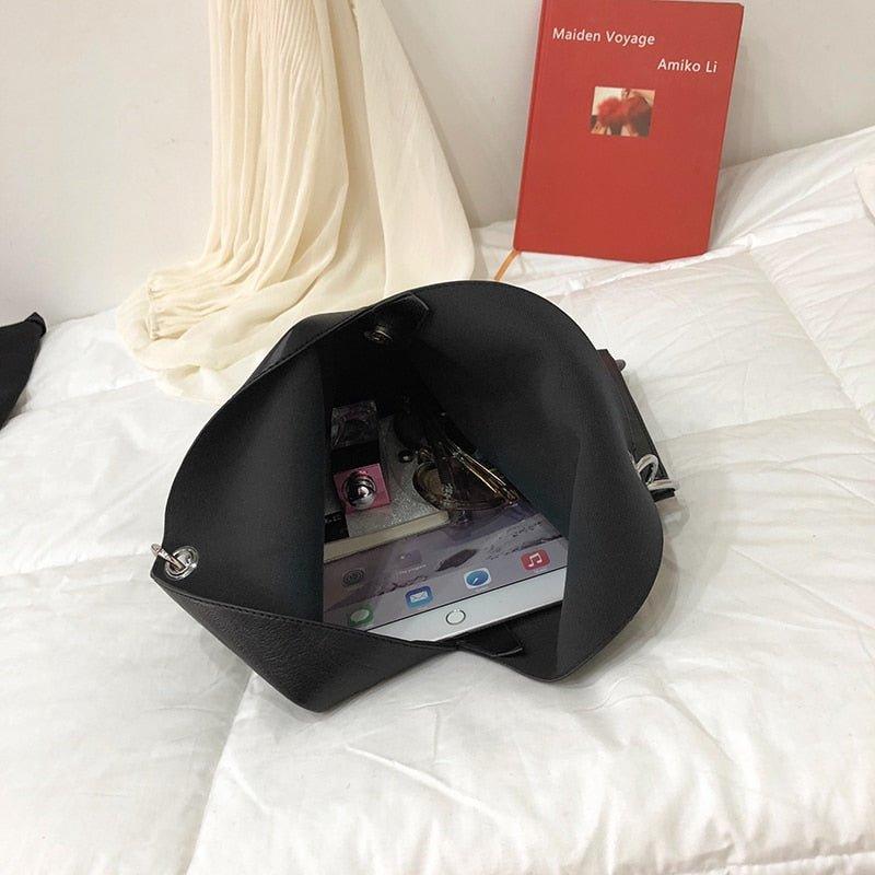 Bolsa de couro sintético ampla com detalhe de corrente — Bene Donna — imagem 05