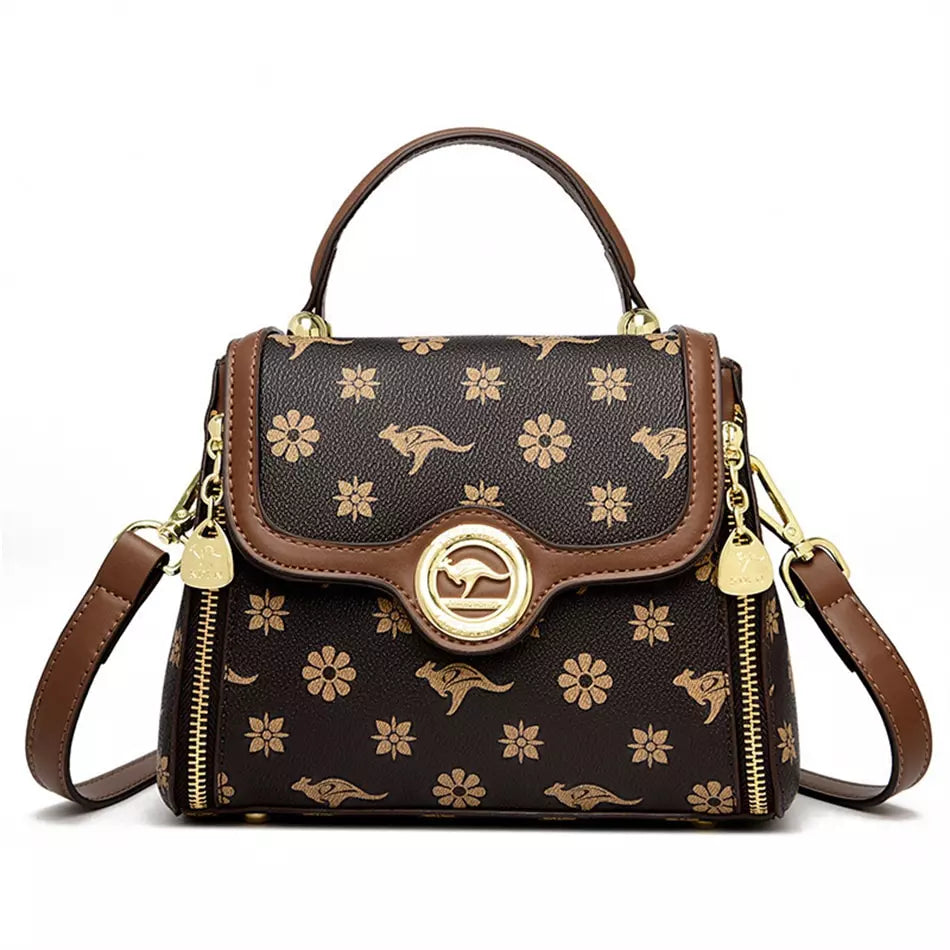 Bolsa de couro sintético com estampa floral e aba — Bene Donna — imagem 05