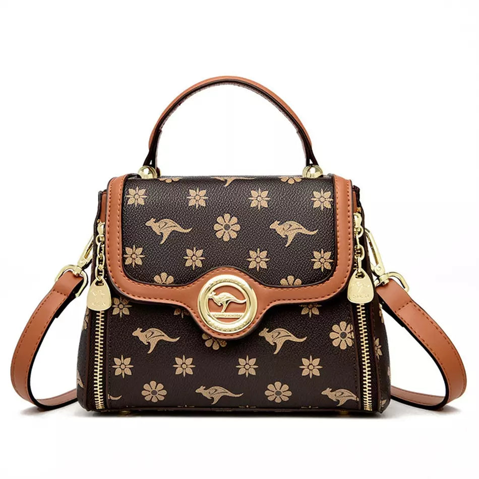 Bolsa de couro sintético com estampa floral e aba — Bene Donna — imagem 06