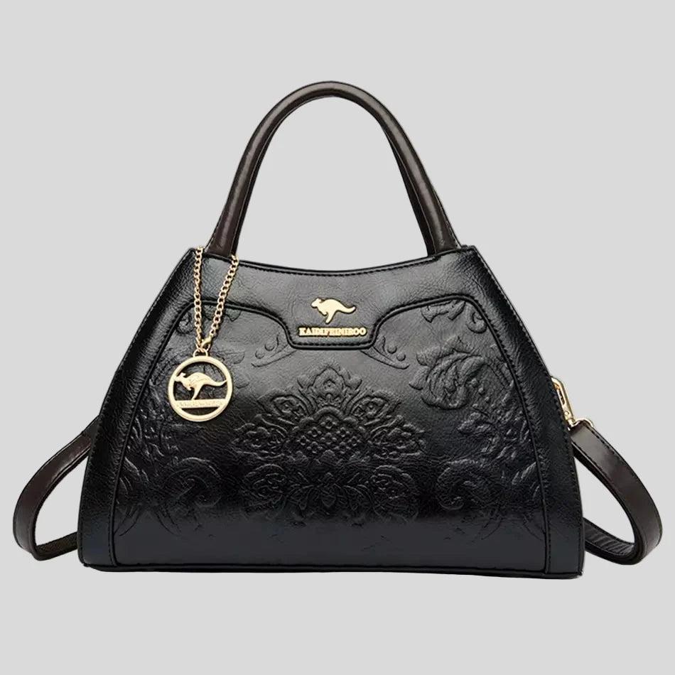 Bolsa de couro sintético com relevo floral e pingente — Bene Donna — imagem 01