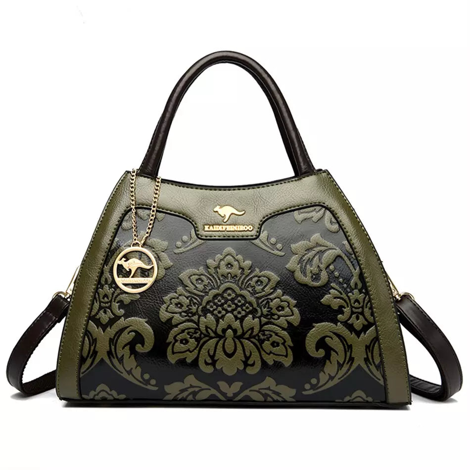 Bolsa de couro sintético com relevo floral e pingente — Bene Donna — imagem 02
