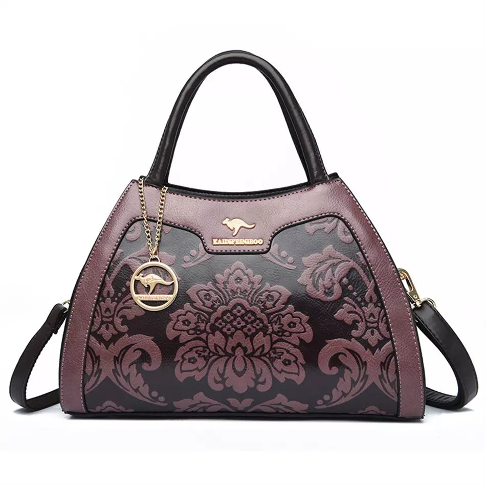 Bolsa de couro sintético com relevo floral e pingente — Bene Donna — imagem 03