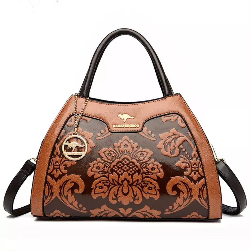 Bolsa de couro sintético com relevo floral e pingente — Bene Donna — imagem 04