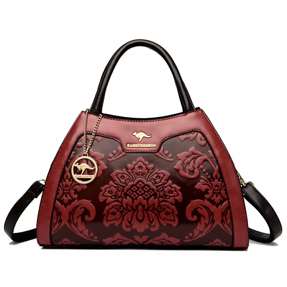 Bolsa de couro sintético com relevo floral e pingente — Bene Donna — imagem 05