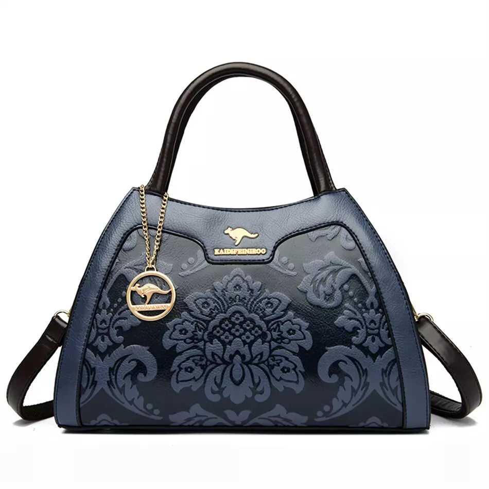 Bolsa de couro sintético com relevo floral e pingente — Bene Donna — imagem 06