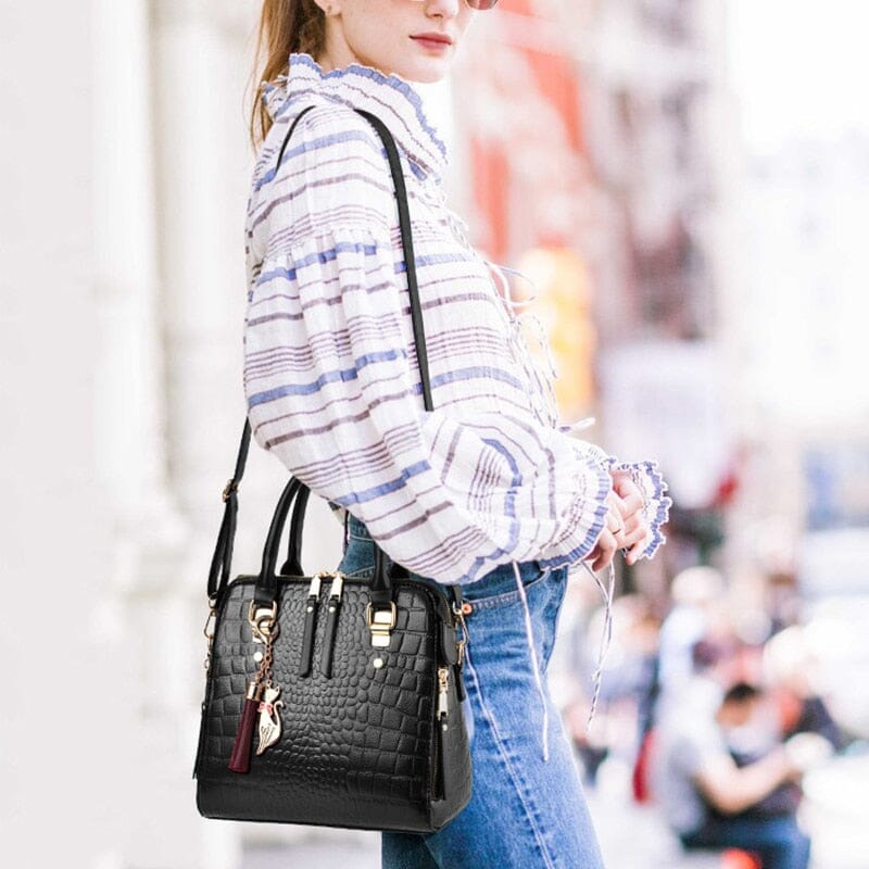 Bolsa de couro sintético com textura croco e alça dupla — Bene Donna — imagem 08