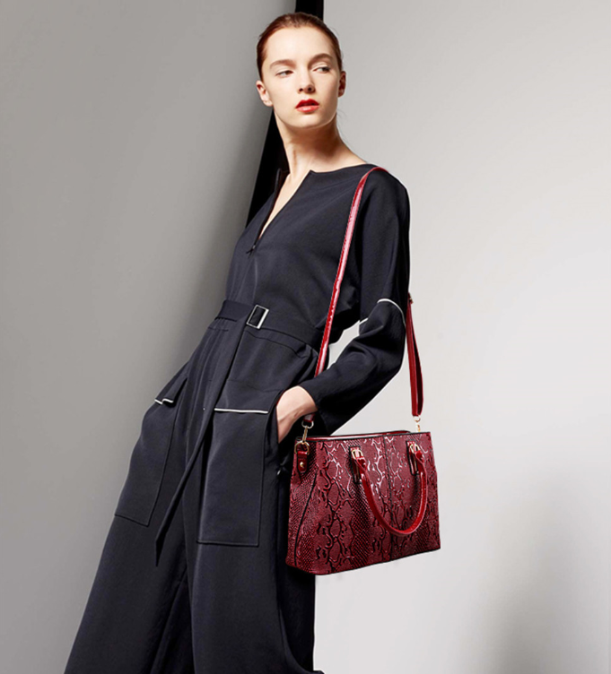 Bolsa de couro sintético com textura de cobra e alça removível — Bene Donna — imagem 02