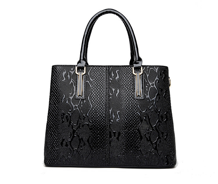 Bolsa de couro sintético com textura de cobra e alça removível — Bene Donna — imagem 03