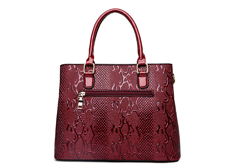 Bolsa de couro sintético com textura de cobra e alça removível — Bene Donna — imagem 05