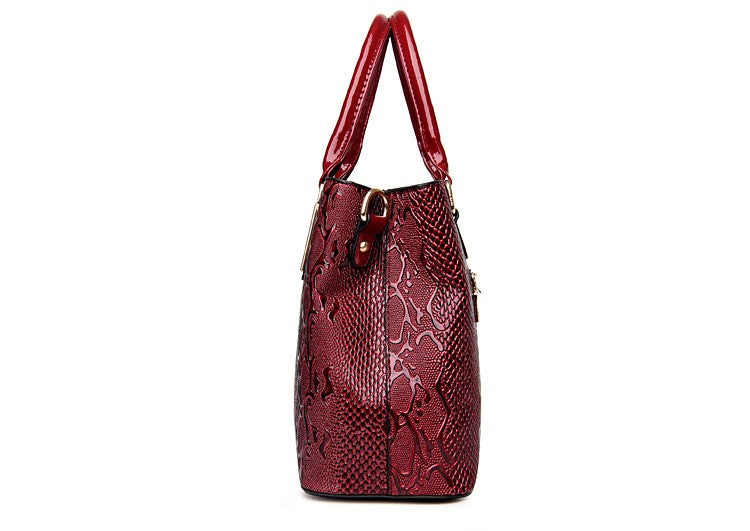 Bolsa de couro sintético com textura de cobra e alça removível — Bene Donna — imagem 06