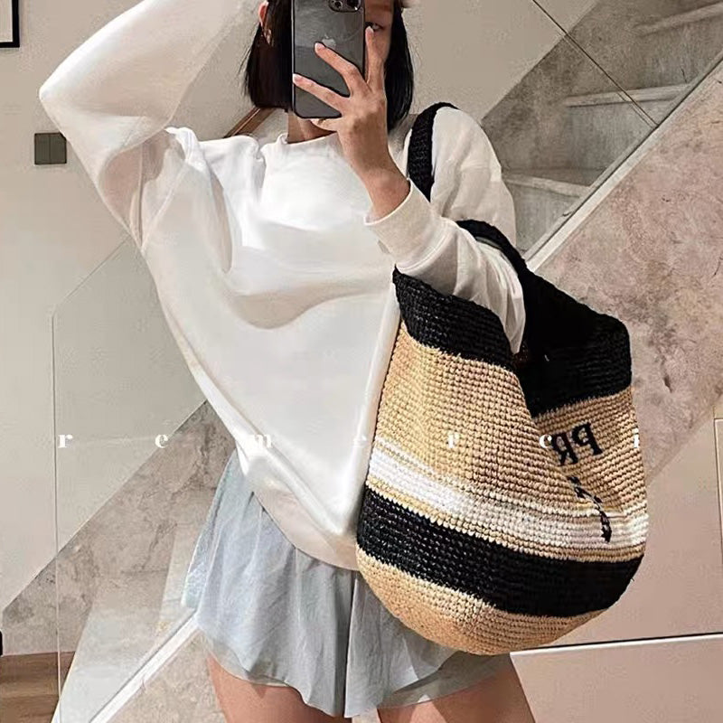 Bolsa de palha com alças trançadas e inscrição frontal — Bene Donna — imagem 02