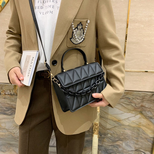 Bolsa matelassê com alça de mão e corrente — Bene Donna — imagem 02