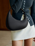 Bolsa meia-lua de couro sintético texturizado — Bene Donna — imagem 02