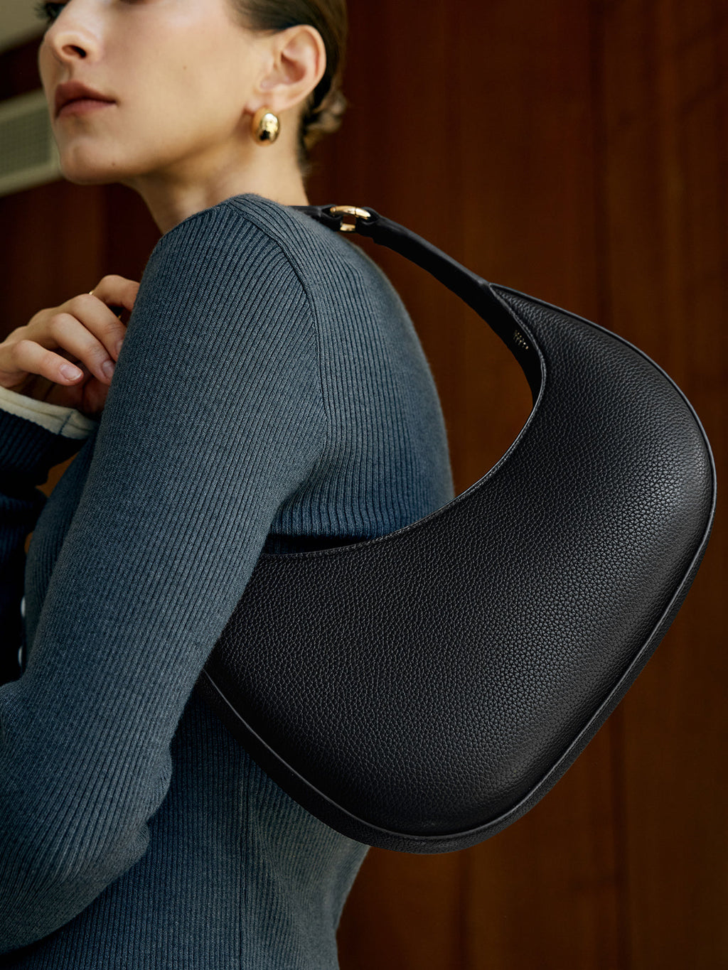 Bolsa meia-lua de couro sintético texturizado — Bene Donna — imagem 03