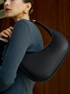 Bolsa meia-lua de couro sintético texturizado — Bene Donna — imagem 03