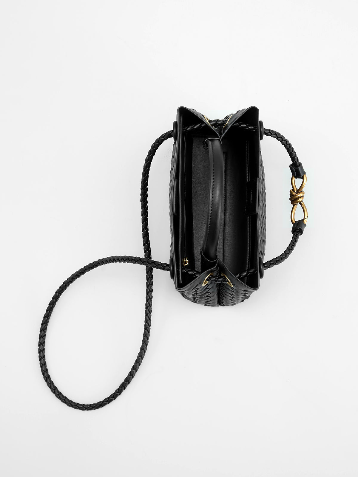 Bolsa tramada de couro sintético com detalhe dourado — Bene Donna — imagem 04