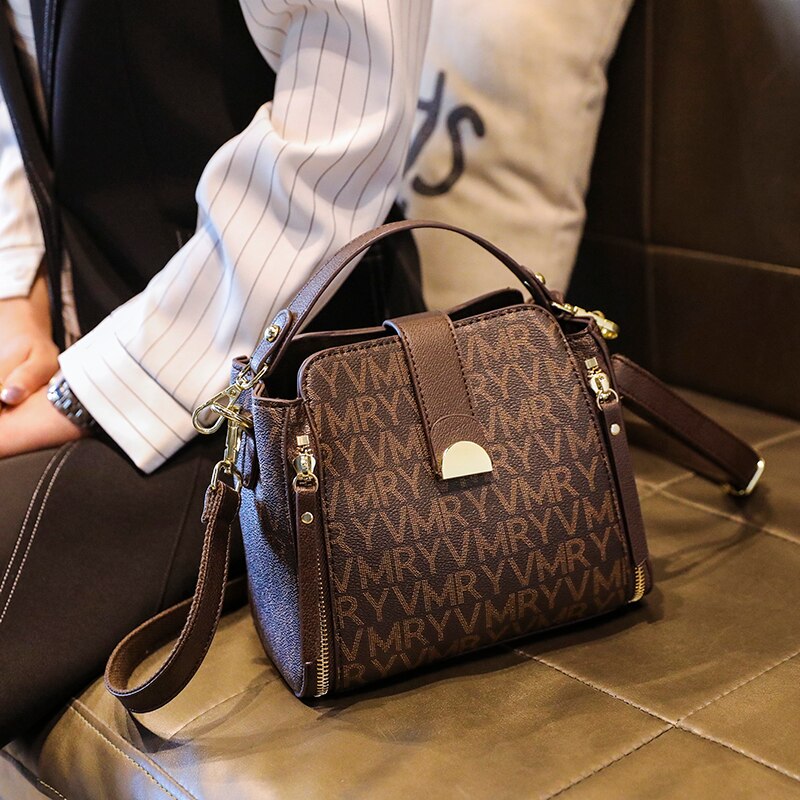 Bolsa transversal estampada com fecho dourado — Bene Donna — imagem 02
