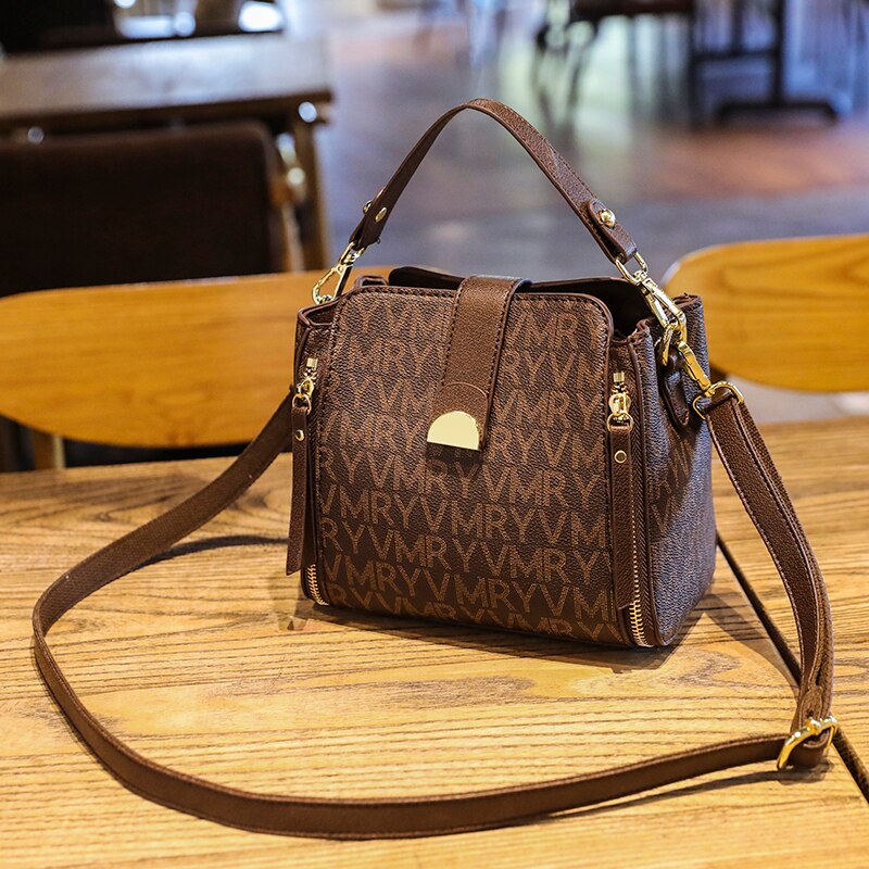 Bolsa transversal estampada com fecho dourado — Bene Donna — imagem 03