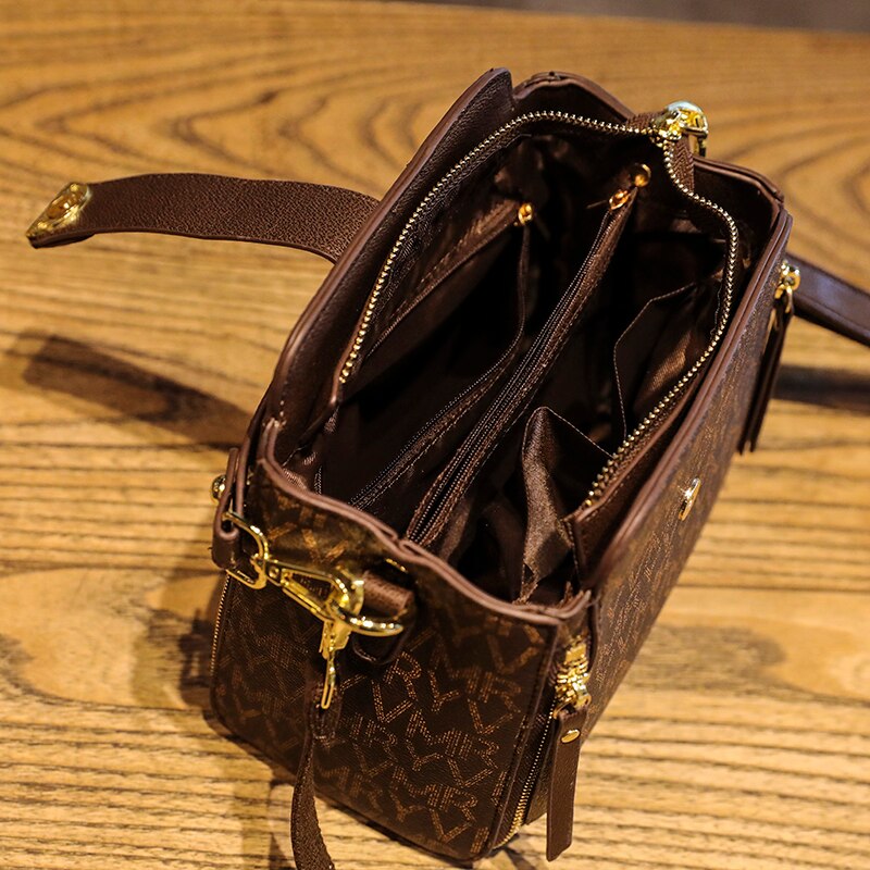 Bolsa transversal estampada com fecho dourado — Bene Donna — imagem 04